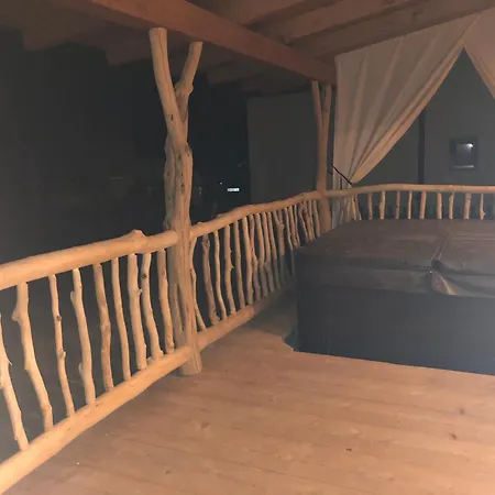 Holzhaus Mit Besonderem Ambiente *